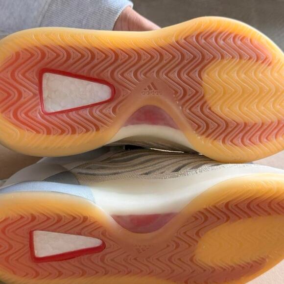 Yeezy QNTM white sneakers